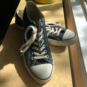Black converse sneakers